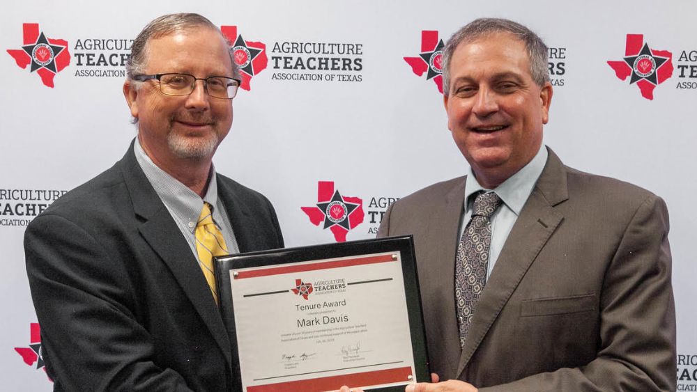 Mark Davis receiving Ag Teachers Association of Texas award