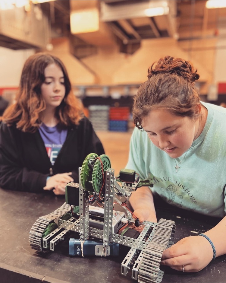 Our freshmen students in the Principles of Robotics classes are killing it working on their first robots! Even through trial and error, lots of learning has been happening this week. 🤖